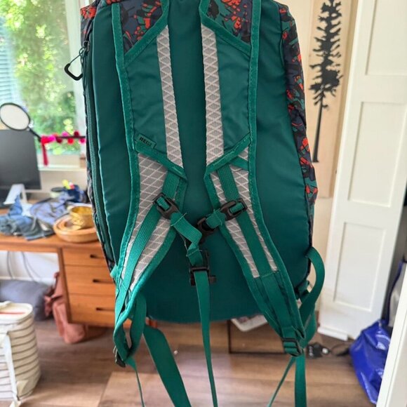 Rei Flash 18 Pack Like New - Picture 3 of 3